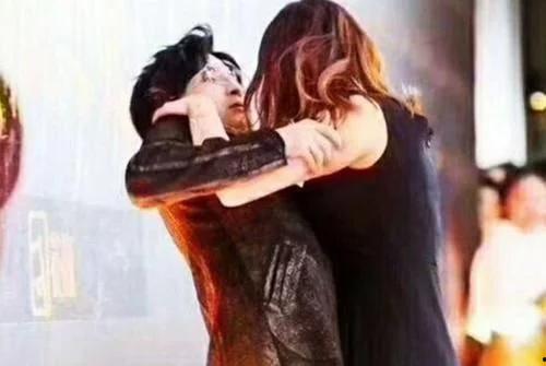 明星被粉丝扑倒