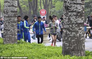 明星在学校跑步